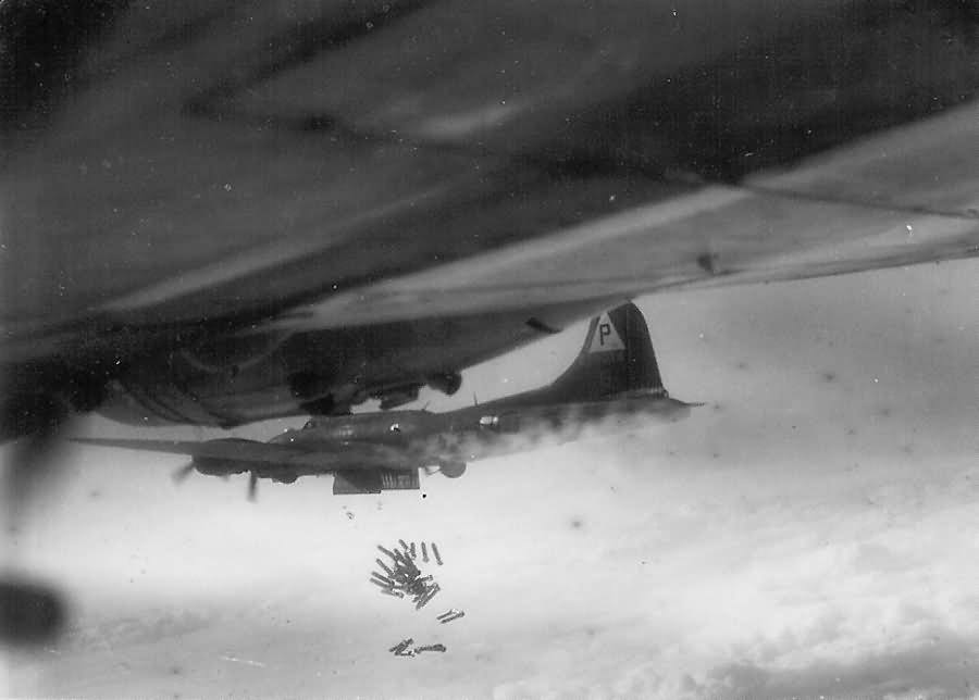A B-17 releasing bombs.